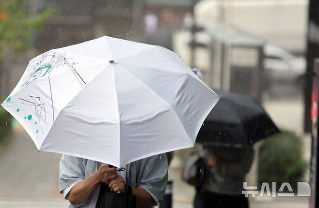 [인천=뉴시스] 전진환 기자 = 16일 오후 인천 남동구 구월로에서 시민들이 갑작스레 내리는 소나기에 우산을 내려 쓴채 걸어가고 있다. 2025.09.16. amin2@newsis.com