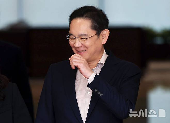 [서울=뉴시스] 홍효식 기자 = 일본 출장을 마친 이재용 삼성전자 회장이 9일 서울 강서구 김포비즈니스항공센터(SGBAC)로 귀국하고 있다. 2025.04.09. yesphoto@newsis.com