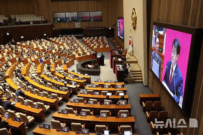 [서울=뉴시스] 조성봉 기자 = 김민석 국무총리가 16일 서울 여의도 국회에서 열린 제429회국회(정기회) 제6차 본회의 외교통일안보에 관한 대정부질문에서 배준영 국민의힘 의원의 질의에 답변하고 있다.  2025.09.16. suncho21@newsis.com