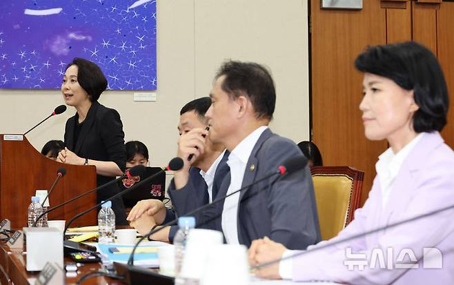 [서울=뉴시스] 권창회 기자 = 박선아 방송문화진흥회 이사가 14일 오후 서울 여의도 국회에서 열린 과학기술정보방송통신위원회 전체회의 불법적 방문진 이사 선임 등 방송장악 관련 2차 청문회에서 의원들의 질의에 답하고 있다. 2024.08.14. kch0523@newsis.com