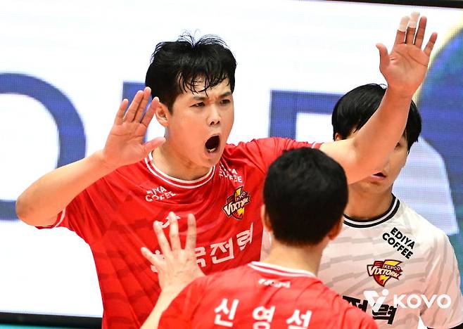 [서울=뉴시스] 프로배구 한국전력 서재덕이 16일 전남 여수 진남체육관에서 열린 2025 여수·NH농협컵 프로배구대회 남자부 B조 조별리그 우리카드와의 경기에서 득점을 올린 뒤 환호하고 있다. (사진=KOVO 제공) 2025.09.16. *재판매 및 DB 금지