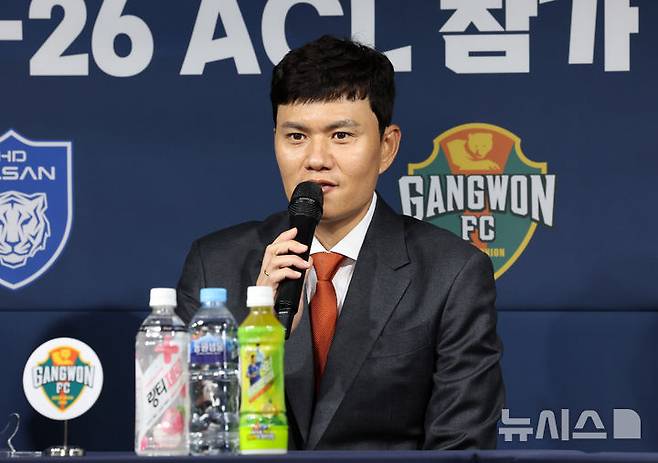 [서울=뉴시스] 배훈식 기자 = 정경호 강원 감독이 지난 4일 오전 서울 축구회관에서 열린 2025-26 ACL 참가 K리그 4개팀 미디어데이에서 취재진의 질문에 답하고 있다. 2025.09.04. dahora83@newsis.com