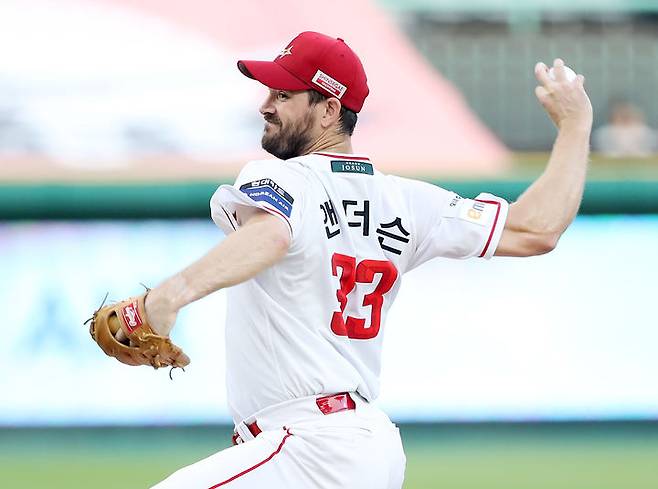 [서울=뉴시스] 프로야구 SSG 랜더스 드류 앤더슨이 2일 인천 SSG랜더스필드에서 열린 2025 신한 쏠뱅크 KBO리그 키움 히어로즈와의 경기에 선발 등판해 공을 던지고 있다. (사진=SSG 랜더스 제공) 2025.09.02. *재판매 및 DB 금지