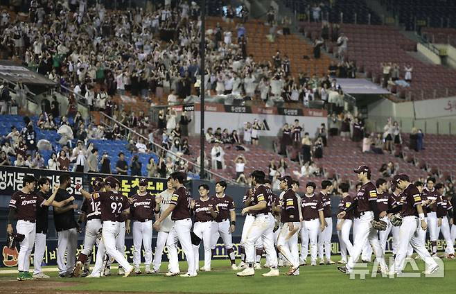 [서울=뉴시스] 정병혁 기자 = 16일 서울 송파구 잠실야구장에서 열린 2025 KBO리그 키움 히어로즈 대 두산 베어스의 경기, 4-1로 승리한 키움 선수들이 기뻐하고 있다. 2025.09.16. jhope@newsis.com
