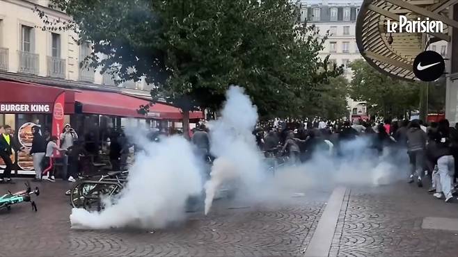 경찰이 최루탄을 쏘자 시민들이 도망치는 모습 [르 파리지앵 캡처]