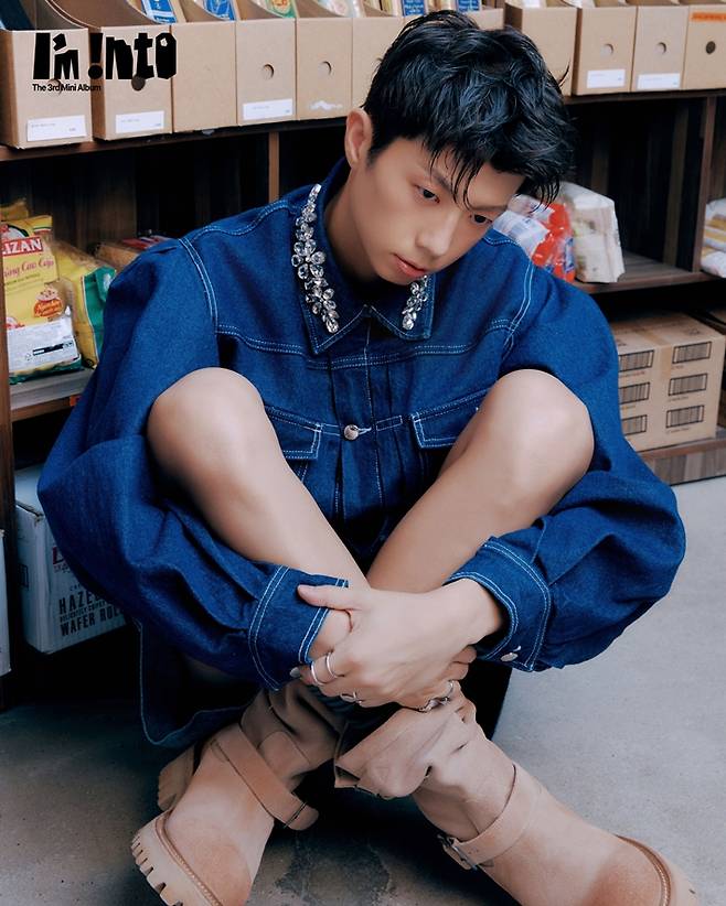 15일 저녁 6시 미니 3집 '아임 인투'를 발매한 2PM 장우영. JYP엔터테인먼트 제공