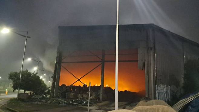 광양시 도이동 물류 보관창고에서 화재가 발생해 사흘째 계속되고 있다. 광양환경운동연합 제공