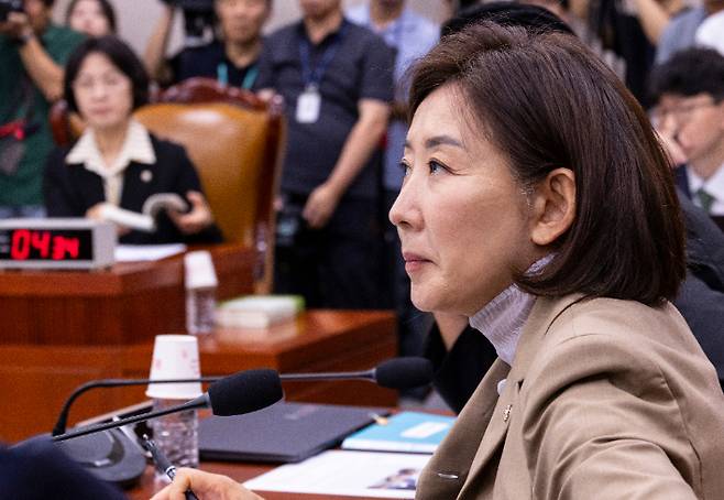 국민의힘 나경원 의원이 16일 서울 여의도 국회에서 열린 법제사법위원회 전체회의에서 무소속 최혁진 의원 발언에  항의하고 있다. 연합뉴스