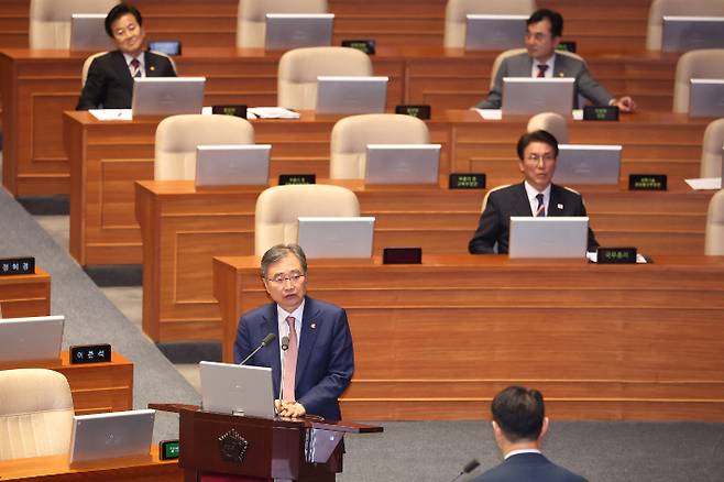 조현 외교부 장관이 16일 외교·통일·안보 분야 대정부 질문이 진행된 국회 본회의에서 한미 관세 협상과 관련한 국민의힘 김건 의원의 질문에 답하고 있다. 연합뉴스