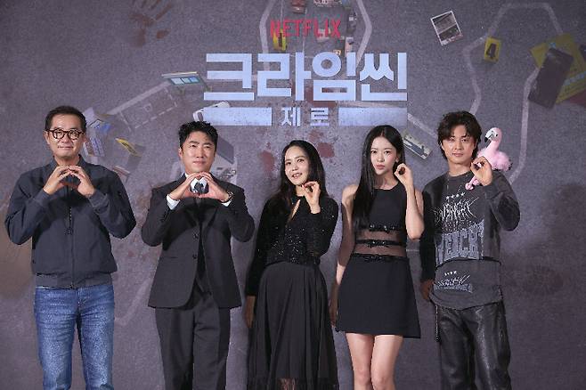 좌측부터 장진, 장동민, 박지윤, 안유진, 김지훈. 넷플릭스 제공