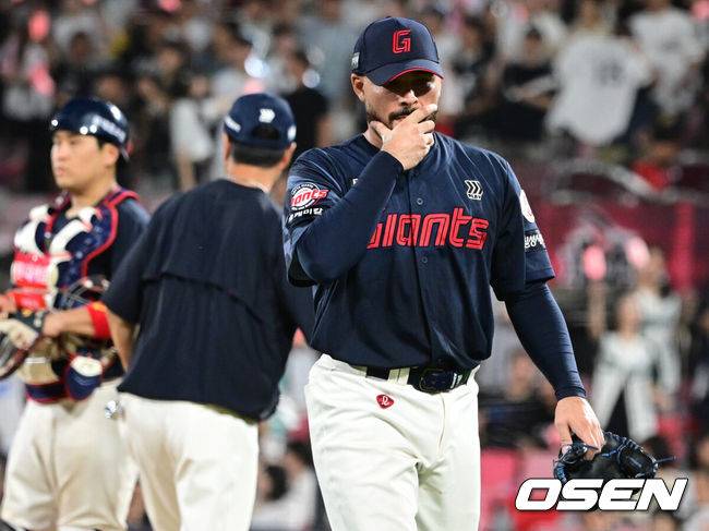 [OSEN=수원, 조은정 기자]3일 오후 수원KT위즈파크에서 ‘2025 신한 SOL BANK KBO리그’ KT 위즈와 롯데 자이언츠의 경기가 진행됐다.이날 경기에 KT는 헤이수스, 롯데는 감보아를 선발투수로 내세웠다. 6회말 롯데 감보아가 교체되고 있다. 2025.09.03 /cej@osen.co.kr