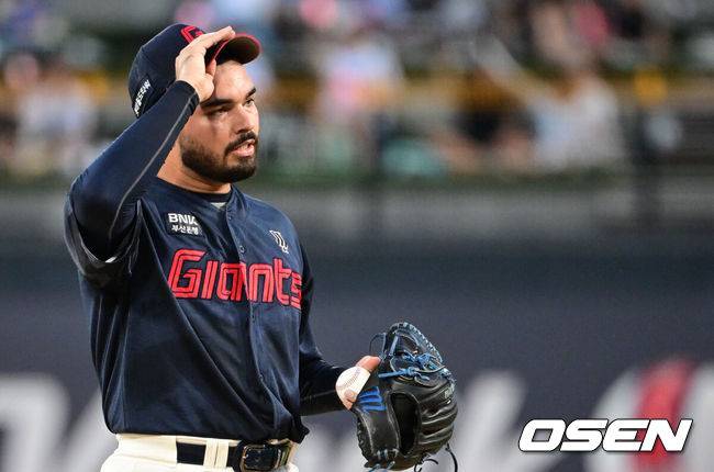 [OSEN=수원, 조은정 기자]3일 오후 수원KT위즈파크에서 ‘2025 신한 SOL BANK KBO리그’ KT 위즈와 롯데 자이언츠의 경기가 진행됐다.이날 경기에 KT는 헤이수스, 롯데는 감보아를 선발투수로 내세웠다. 1회말 롯데 감보아가 계속되는 볼넷에 힘겨워하고 있다. 2025.09.03 /cej@osen.co.kr