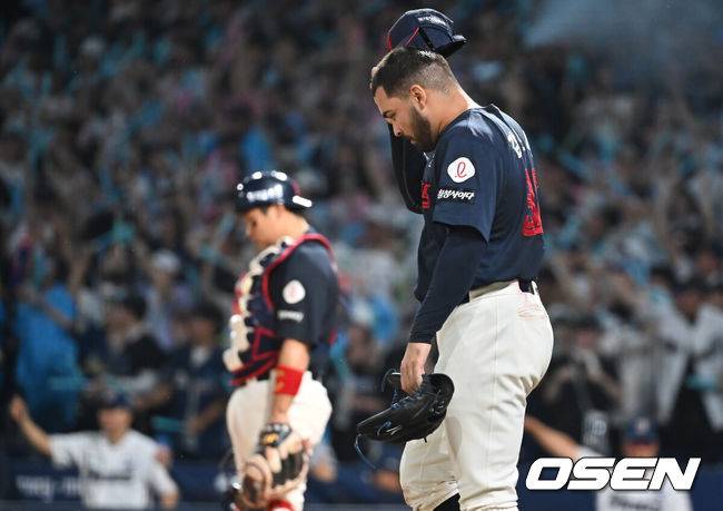 [OSEN=창원, 이석우 기자] 23일 창원NC파크에서 2025 신한 SOL 뱅크 KBO 리그 NC 다이노스와 롯데 자이언츠의 경기가 열렸다. 홈팀 NC는 김녹원이, 방문팀 롯데는 감보아가 선발 출전했다. 롯데 자이언츠 감보아와 유강남이 5회말 무사 만루 NC 다이노스 박건우에게 동점 1타점 우익수 앞 안타를 맞고 아쉬워하고 있다. 2025.08.23 / foto0307@osen.co.kr