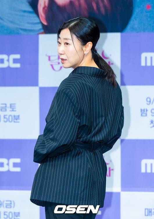 [OSEN=박준형 기자] MBC 금토드라마 '달까지 가자' 제작발표회가 16일 오전 서울 상암 MBC에서 진행됐다. '달까지 가자'는 월급만으론 생존할 수 없는 흙수저 세 여자가 코인 투자에 뛰어들며 벌어지는 하이퍼리얼리즘 생존 드라마로 뱅 이선빈과 라미란, 조아람, 김영대가 출연한다.배우 라미란이 포즈를 취하고 있다.  2025.09.16 / soul1014@osen.co.kr