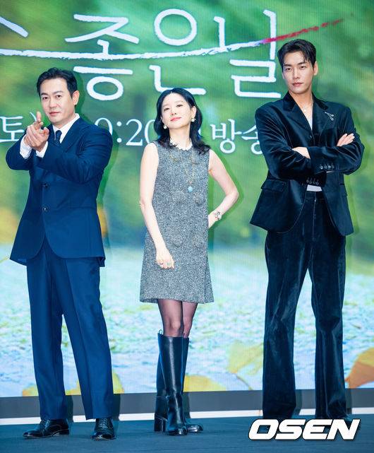 [OSEN=민경훈 기자] 16일 서울 구로구 더세인트 그랜드볼룸에서 KBS2 새 토일드라마 ‘은수 좋은 날’ 제작발표회가 열렸다. 20일 첫 방송 예정인 ‘은수 좋은 날’(연출 송현욱, 극본 전영신)은 가족을 지키고 싶은 학부모 강은수(이영애 분)와 두 얼굴의 선생 이경(김영광 분)이 우연히 얻은 마약 가방으로 벌이는 위험 처절한 동업 일지를 그린 작품이다.무대 위에서 배우 박용우, 이영애, 김영광이  포즈를 취하고 있다. 2025.09.16 / rumi@osen.co.kr