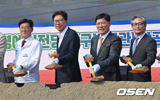 [OSEN=부산, 이석우 기자] 한국야구명예의 전당(야구박물관) 착공식이 16일 부산 기장-현대차 드림 볼파크에서 열렸다. 착공식에는 허구연 KBO 총재, 박형준 부산시장, 정종복 기장군수, 박홍복 기장군의회의장, 양해영 대한야구소프트볼협회 회장 등 주요 내빈이 참석해 시삽을 했다. 한국야구명예의 전당은 2027년 상반기에 개장 예정이다. 2025.09.16 / foto0307@osen.co.kr