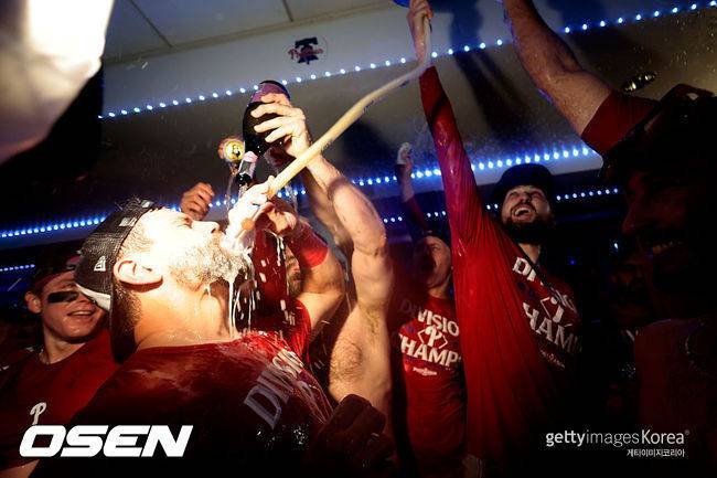 [사진] 필라델피아 카일 슈와버가 지구 우승을 자축하며 샴페인을 터뜨리고 있다. ⓒGettyimages(무단전재 및 재배포 금지)