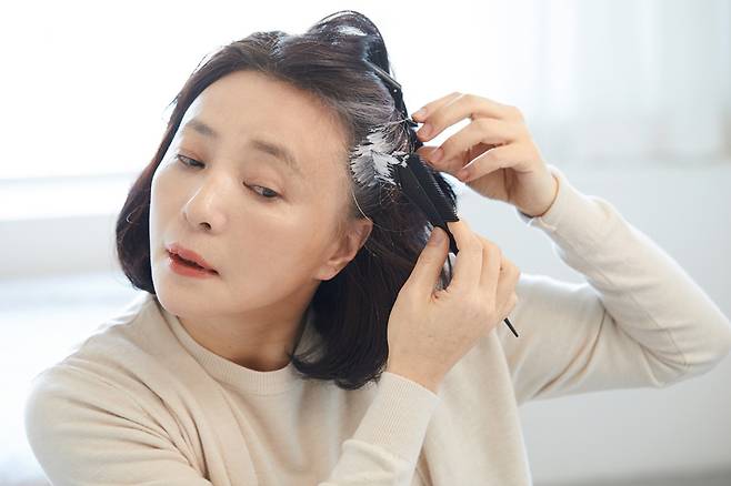 최근 셀프 미용이 하나의 라이프스타일로 자리 잡으면서 유통업계도 이에 발맞춰 관련 상품군을 빠르게 확대하고 있다. 게티이미지