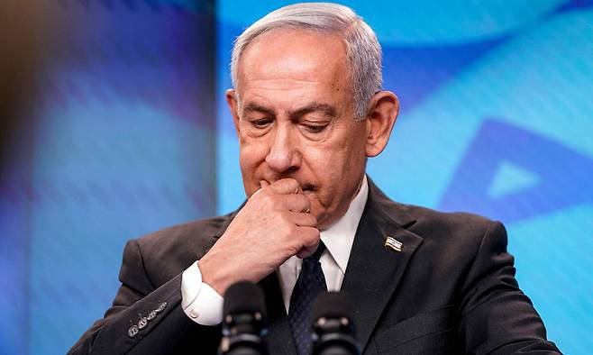 고뇌 어린 표정의 베냐민 네타냐후 이스라엘 총리. 그는 15일(현지시간) 경제 관계 장관 회의를 주재하는 자리에서 이스라엘이 세계 무대에서 일종의 경제적 고립에 처해 있음을 솔직히 시인했다. AFP연합뉴스