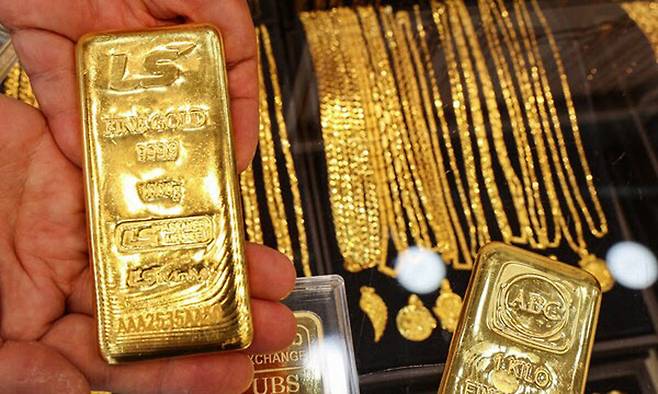 은행권 골드뱅킹 잔액이 1조 2000억원을 돌파하며, 금 관련 상품에 투자 자금이 몰리고 있다. 연합뉴스