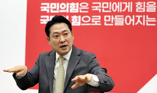국민의힘 장동혁 대표가 15일 국회 본관 당대표실에서 진행한 세계일보와 인터뷰에서 향후 당 운영방안과 대여 투쟁 전략 등에 대해 설명하고 있다. 허정호 선임기자