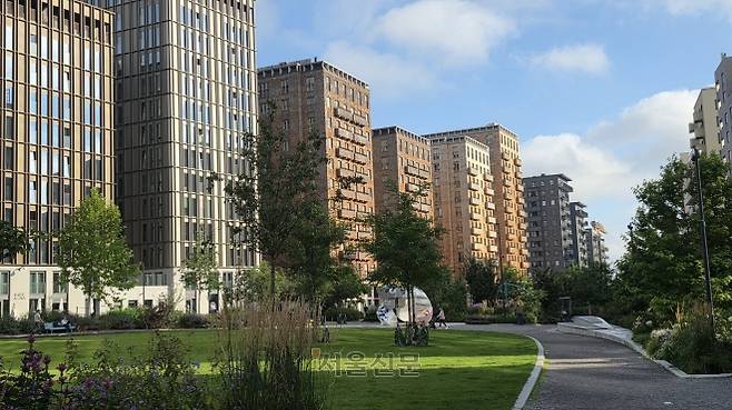 2022년 스웨덴 스톡홀름 하가스타덴에 건설된 첫 목조 아파트인 세더후젠.