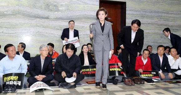 당시 자유한국당 나경원 원내대표가 26일 오전 국회 의안과 앞에서 열린 긴급 의원총회에서 노루발못뽑이(일명 ‘빠루’)를 들고나오고 있다. 의총 사회를 본 김정재 의원은 “대표께서 들고나온 이 빠루는 어제 7층 의안과의 문을 부수기 위해 민주당인지 경호과인지 정확지는 않지만 (그들로부터) 저희가 뺏은 겁니다”라고 설명했다. 2019.4.26 연합뉴스