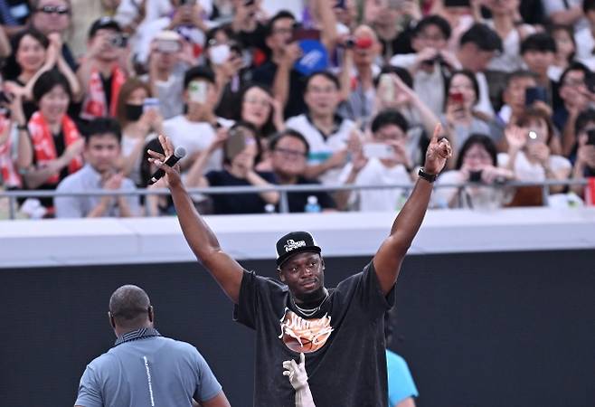 자메이카 출신 전 단거리 스타 우사인 볼트가 2025년 9월 14일 일본 도쿄에서 열린 세계육상선수권 대회에서 관중들의 환호에 손을 들어 화답하고 있다. 신화 연합뉴스