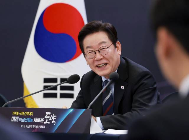 이재명 대통령이 15일 서울 성북구 한국과학기술연구원(KIST)에서 열린 핵심규제 합리화 전략회의에서 참석자 발언을 들으며 웃고 있다. 연합뉴스