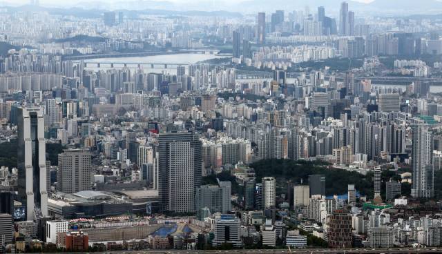 서울 송파구 롯데월드타워 전망대 서울스카이에서 바라본 서울 시내의 아파트, 빌라, 오피스빌딩 등 건물들의 모습. 연합뉴스