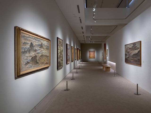 광복80주년 기념 '향수, 고향을 그리다' 전시 전경. 김종휘의 ‘오향’(1979·왼쪽)과 '향리'(1987·오른쪽)이 마주보고 있다. /사진제공=국립현대미술관