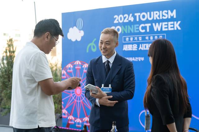 한국관광공사의 관광 일자리 창출 사업 ‘관광기업 이음주간’에서 만난 참가자들이 네트워킹 활동을 이어가고 있다. 사진 제공=한국관광공사.