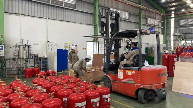 15일 베트남 닌빈성 동반 4공단의 에스텍비나 공장에서 베트남 직원들이 소화가스 실린더 제품을 옮기고 있다. 하노이=박우인 기자