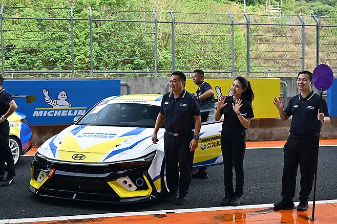 한국팀을 담당한 케이 감독과 매니저들