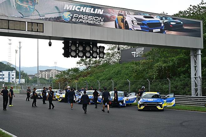 본격적인 '내구 레이스 주행'을 준비하는 관계자들
