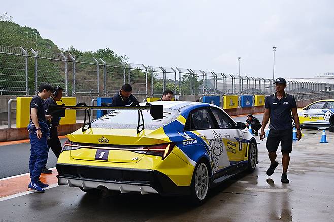 노면이 젖었지만 미쉐린 파일럿 슈퍼 스포츠는 '뛰어난 퍼포먼스'를 유지했다.