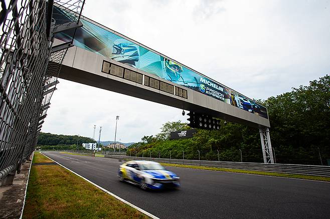 젖은 노면에서 모든 선수들은 페이스를 낮추며 상황을 지켜봤다.