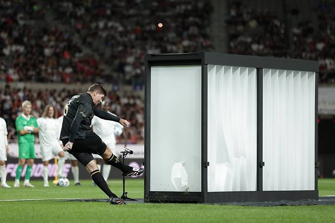 스티븐 제라드가 ‘2025 아이콘 매치: 창의 귀환, 반격의 시작’을 하루 앞둔 13일 서울월드컵경기장에서 스티로폼 보드에 슛을 하고 있다. 사진제공｜넥슨