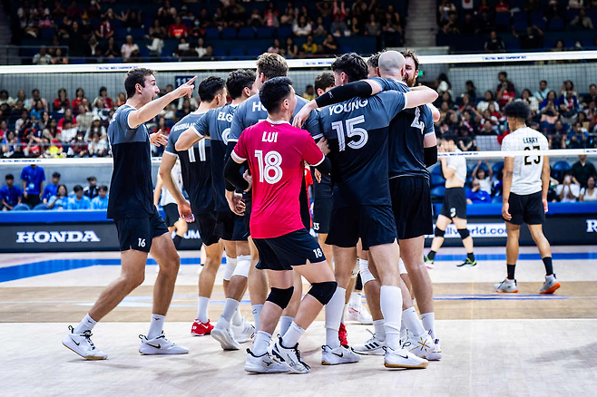 캐나다가 15일 배구 세계선수권 일본전에서 승리한 뒤 기뻐하고 있다. FIVB 홈페이지