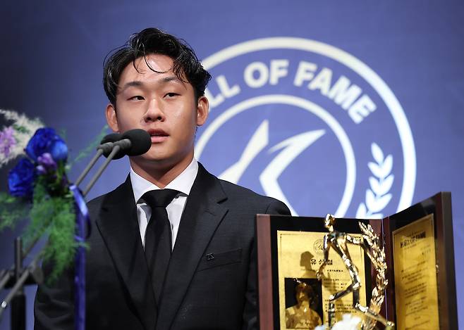 16일 서울 종로구 아산정책연구원에서 열린 2025 K리그 명예의 전당 헌액식에서 고 유상철 감독의 아들인 유선우 씨가 소감을 말하고 있다. 연합뉴스
