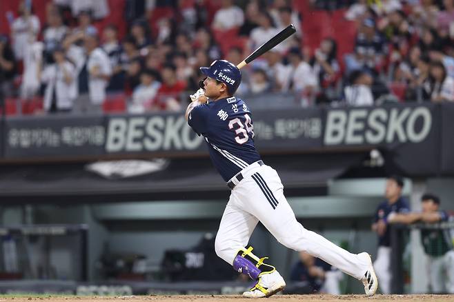 두산 홍성호가 12일 KIA전에서 홈런을 치고 있다. 두산베어스 제공