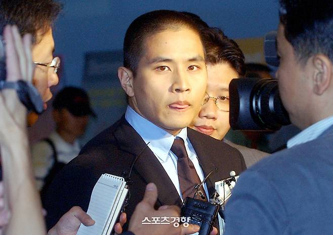 2003년 6월 26일 약혼녀 부친상 조문을 위해 입국 금지조치가 일시 해제된 유승준이 인천공항을 통해 입국해 취재진 질문을 받는 모습. 경향신문 자료사진