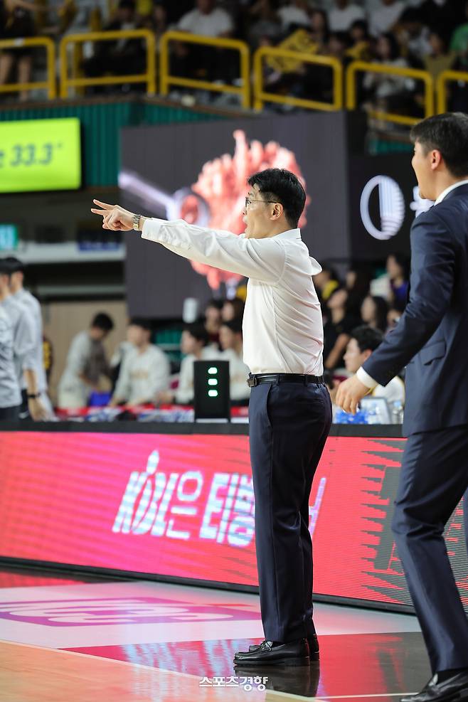 조상현 창원LG 감독이 2024~2025시즌 울산 현대모비스와의 경기 도중 파울 챌린지를 요청하고 있다. KBL 제공