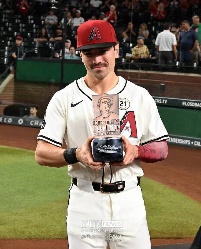 ▲ 로베르도 클레멘트 상을 받은 코빈 캐롤.