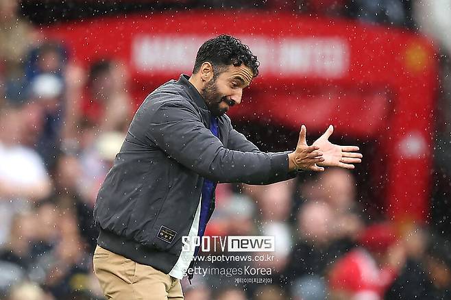 ▲ 텐하흐 뒤를 이어 지휘봉을 쥔 포르투갈 출신 아모림 감독은 맨유를 부활시키겠다던 약속과 달리 막대한 자금 지원에도 역사상 최악의 성적을 남기고 있다. 2억5000만 파운드라는 천문학적인 이적료 투입에도 팀이 제자리를 맴돌자 실망과 분노를 감추지 못하는 분위기다.