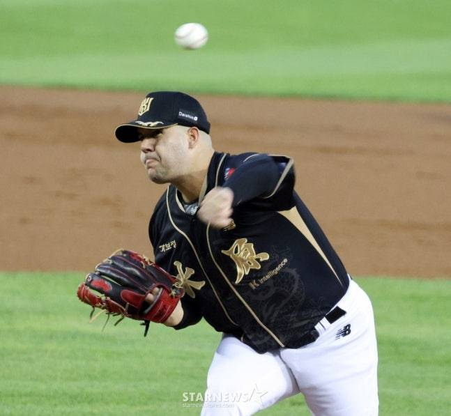 KT 선발 투수 엔마누엘 데 헤이수스. /사진=강영조 선임기자