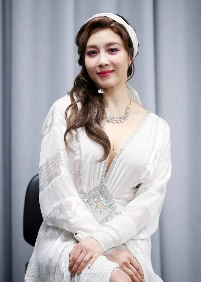 (서울=뉴스1) 이승배 기자 = 지난 6일 서울 강서구 LG아트센터에서 열린 뮤지컬 '마타하리' 라운드 인터뷰에서 마타하리 역을 맡은 옥주현이 포토타임을 갖고 있다. 2024.12.9/뉴스1  Copyright (C) 뉴스1. All rights reserved. 무단 전재 및 재배포,  AI학습 이용 금지. /사진=(서울=뉴스1) 이승배 기자