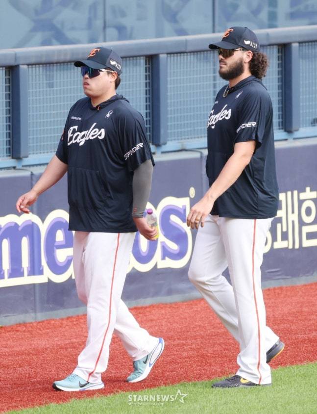 한화 류현진(왼쪽)과 폰세. /사진=김진경 대기자