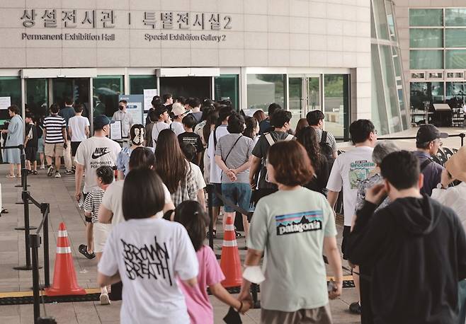 국립중앙박물관을 찾은 관람객들이 입장을 하기 위해 대기하고 있다.[사진｜뉴시스]