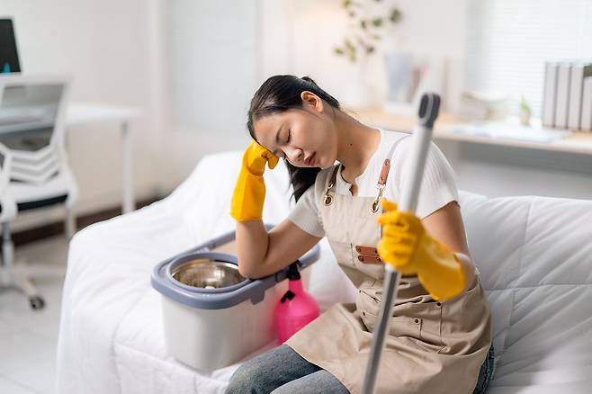 과도한 가사 및 돌봄 노동으로 번아웃 증후군을 겪는 엄마들이 많다.[사진 | 게티이미지뱅크]